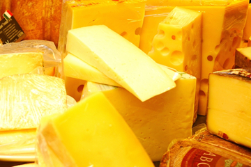 たくさんのチーズの画像
