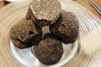 お皿に盛られたトリュフ