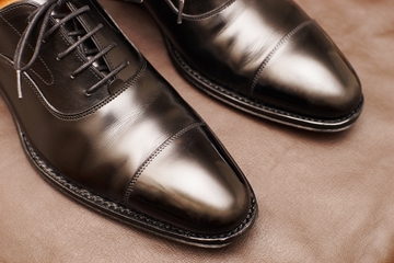 紳士用の革靴の画像