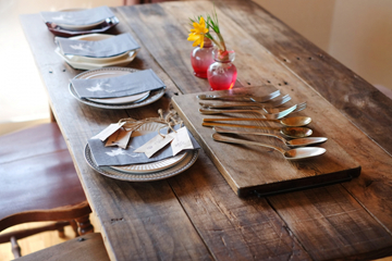 テーブルの上の皿やナイフやフォーク